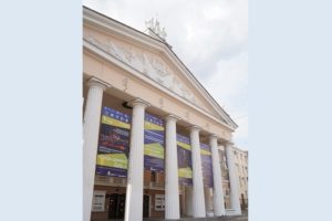 «Час Толстого» в Брянске: на Театральной площади артисты читают произведения Алексея Константиновича Толстого
