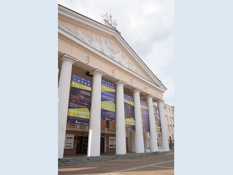 «Час Толстого» в Брянске: на Театральной площади артисты читают произведения Алексея Константиновича Толстого