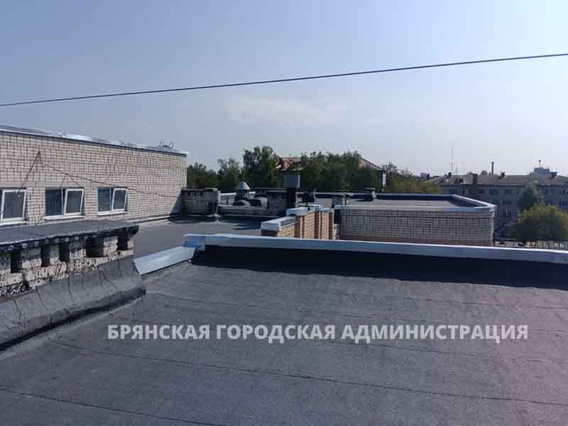 В Брянске под осень решили по-быстрому отремонтировать крыши детских садов