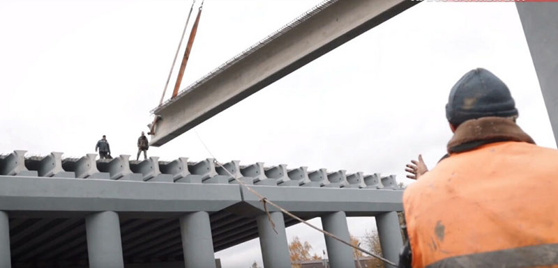 Строители Славянского моста в Брянске приступили к укладке последних балок