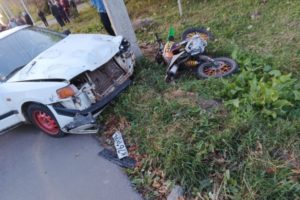 Подросток-байкер врезался в Mazda в Новозыбкове и с тяжёлыми травмами госпитализирован