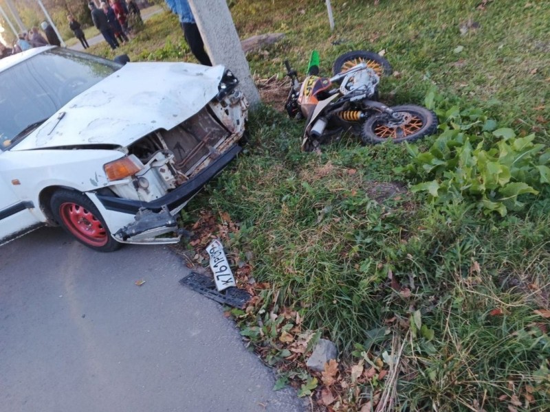 Подросток-байкер врезался в Mazda в Новозыбкове и с тяжёлыми травмами госпитализирован