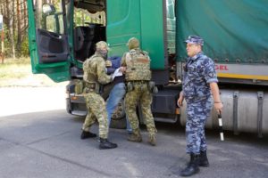Брянские таможенники условно задержали большегруз. На реальной дороге «Брянск-Новозыбков»