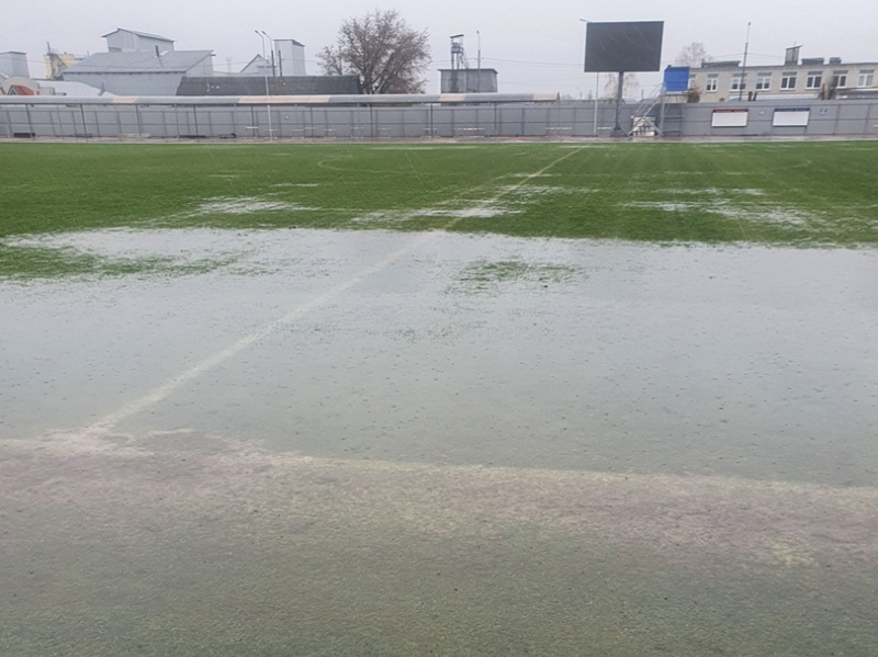 Непрерывный дождь отменил в Брянске футбольный матч: залило поле