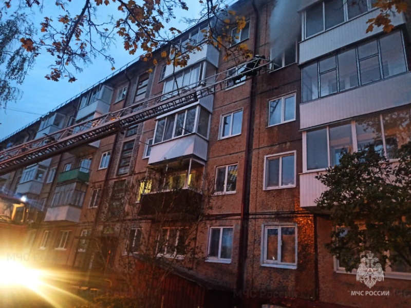Пожар в пятиэтажке в Карачеве: выгорела квартира, её обитатель спасён