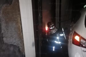Жилой дом с гаражом сгорел в центре Брянска, пожар сопровождался взрывом