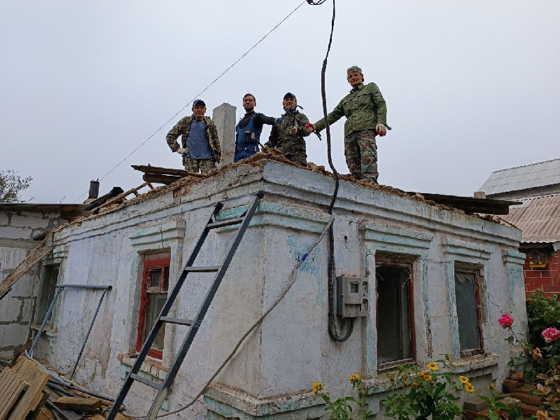 Православные волонтёры-ремонтники восстановили в Мариуполе более полутора сотен разрушенных частных домов