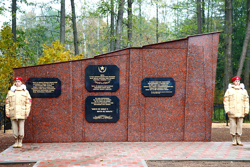 Брянский губернатор торжественно открыл отреставрированный мемориал погибшим во время оккупации Унечи