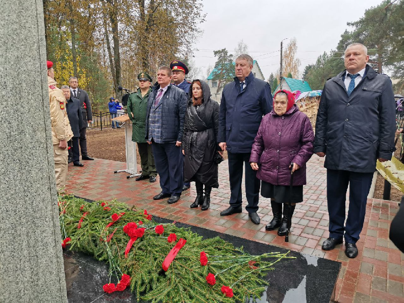 Брянский губернатор торжественно открыл отреставрированный мемориал погибшим во время оккупации Унечи