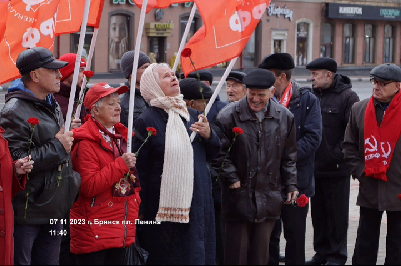 Брянские коммунисты отметили день 7 ноября традиционным возложением цветов к памятнику Ленину