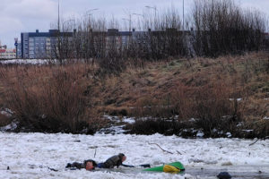 Брянские спасатели дважды спасали любителей подлёдного лова — при том, что льда ещё как такового нет
