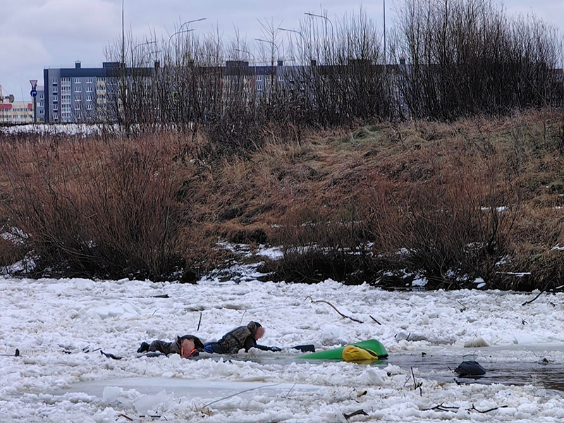 Брянские спасатели дважды спасали любителей подлёдного лова — при том, что льда ещё как такового нет