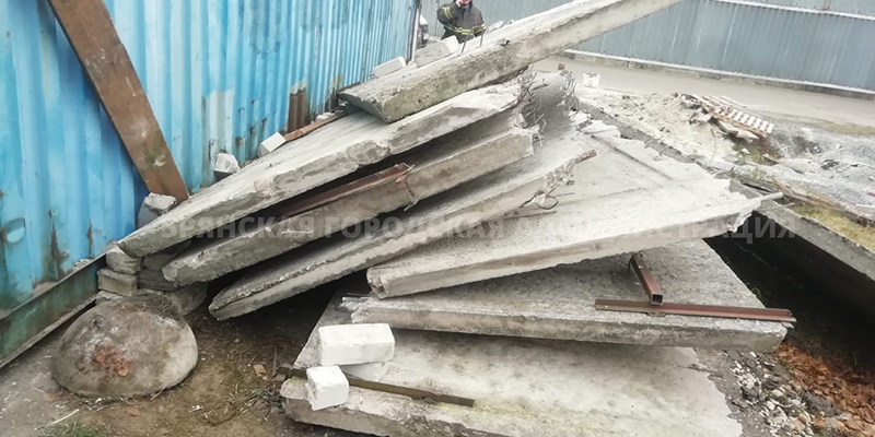 ЧП на стройплощадке в Брянске: двоих строителей завалило бетонными конструкциями