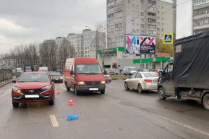 ДТП в Брянске: машина сбила женщину на переходе, у пострадавшей переломы костей таза и позвоночника