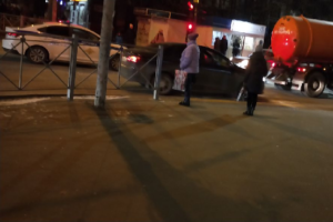 ДТП в Бежице: легковая машина въехала в ассенизационный КамАЗ