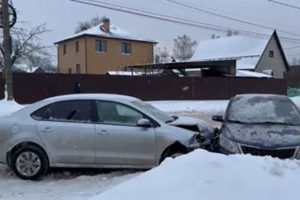 ДТП в Брянске: подросток получил травму в столкновении двух легковушек