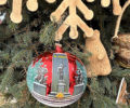 Брянская ёлка на выставке «Россия» на ВДНХ украшена шарами и деревянными игрушками