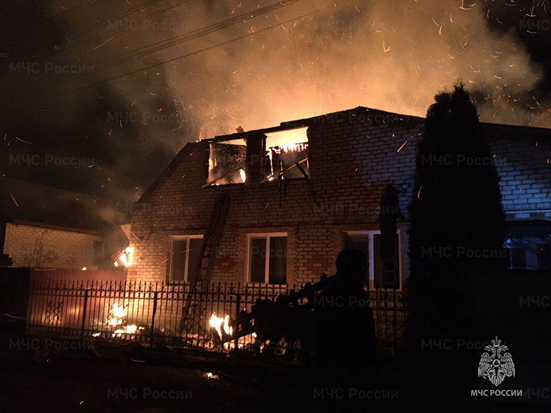 Пожар в Жуковке: сгорел двухэтажный дом, жертв нет
