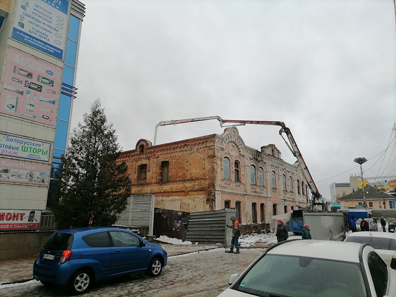 Фундамент реставрируемой канатной фабрики в Брянске укрепляют бетоном