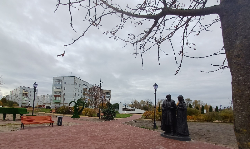 Обновлённый сквер у ЗАГСа в Клинцах официально объявлен сданным