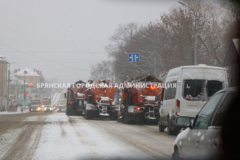 Последствия снегопада с улиц Брянска убирали два десятка специальных дорожных машин. И 90 человек
