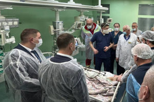 Одному из эвакуированных в Москву раненых учеников брянской гимназии проводится операция
