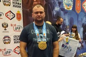 Спортсмен из Суземки стал чемпионом ЦФО по пауэрлифтингу