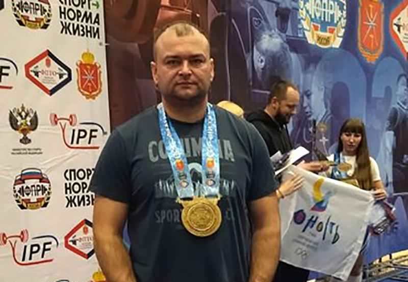 Спортсмен из Суземки стал чемпионом ЦФО по пауэрлифтингу