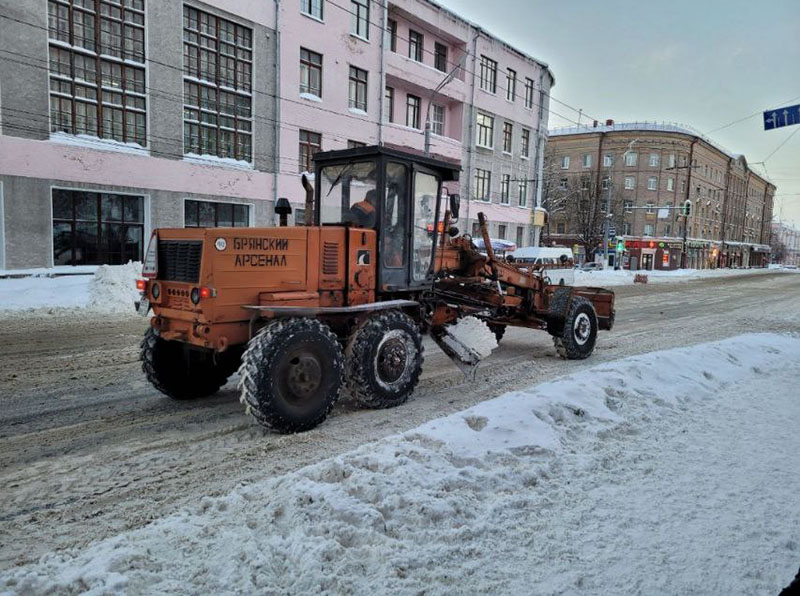Брянские дорожники доказали, что могут расчистить улицы города от снега. Во исполнение строгого указания губернатора