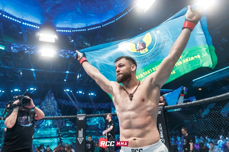 Боец MMA Николай Алексахин победил своего оппонента двумя ударами