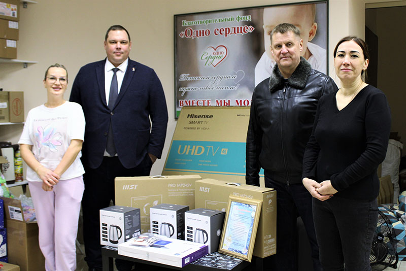 Руководители АО «БАЗ» привезли в благотворительный фонд «Одно сердце» подарки для детей
