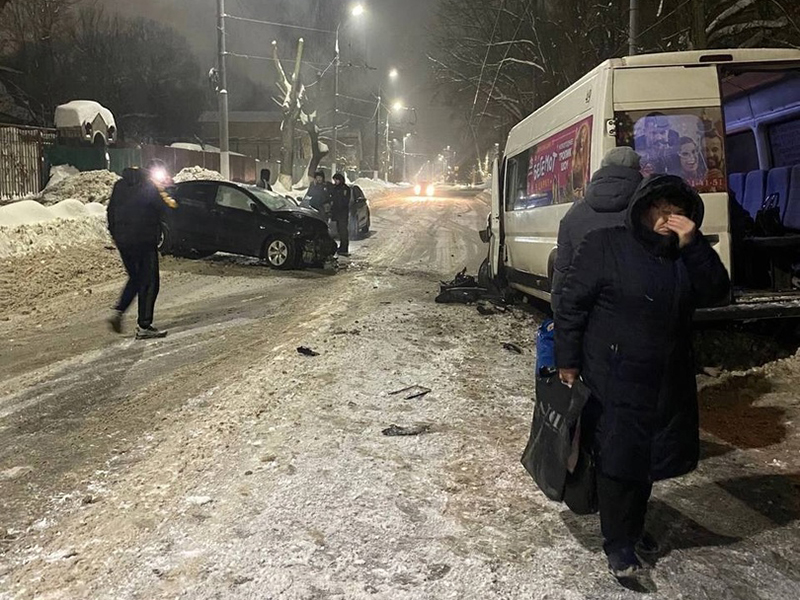 ДТП с маршруткой в Брянске: две пассажирки микроавтобуса попали в больницу