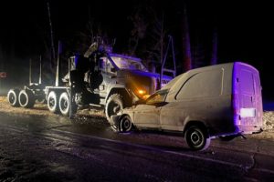 ДТП под Жуковкой: легковой фургон попал под лесовоз