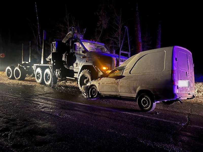 ДТП под Жуковкой: легковой фургон попал под лесовоз