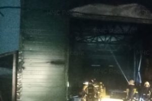 Пожар в Бежице: выгорело производственное здание, жертв нет
