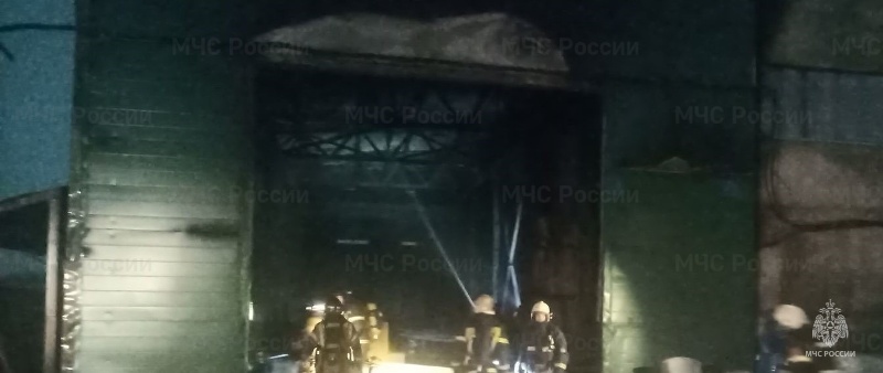 Пожар в Бежице: выгорело производственное здание, жертв нет