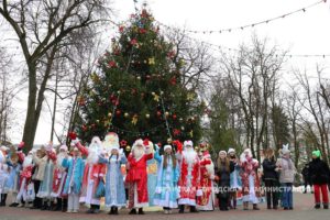 Деды Морозы открыли в Брянске главную городскую ёлку