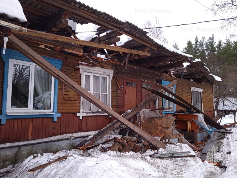 Снег раздавил крышу жилого дома в злынковском посёлке Вышков