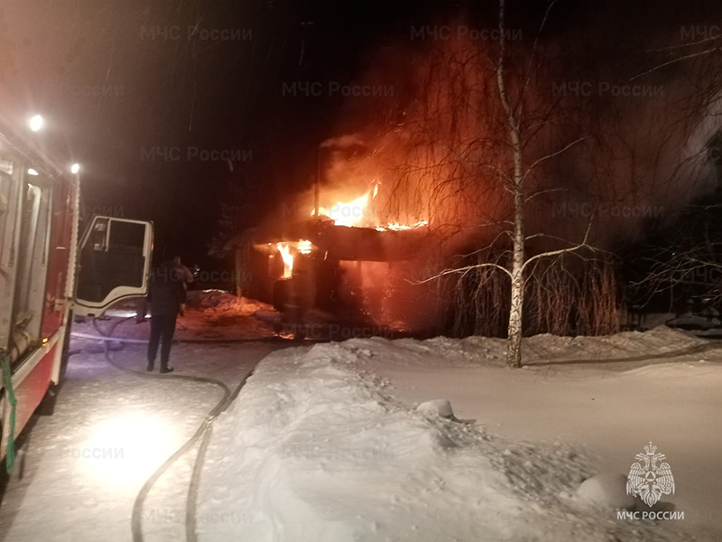 Пожар под Брянском: в пригородной деревне сгорело административное здание