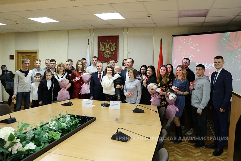 Руководители Брянска вручили 23 ключа от новых квартир детям-сиротам