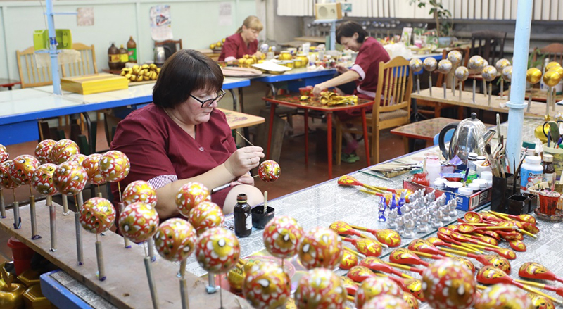 Семьи сотрудников «Брянскэнерго» посетили карачевскую фабрику ёлочных игрушек