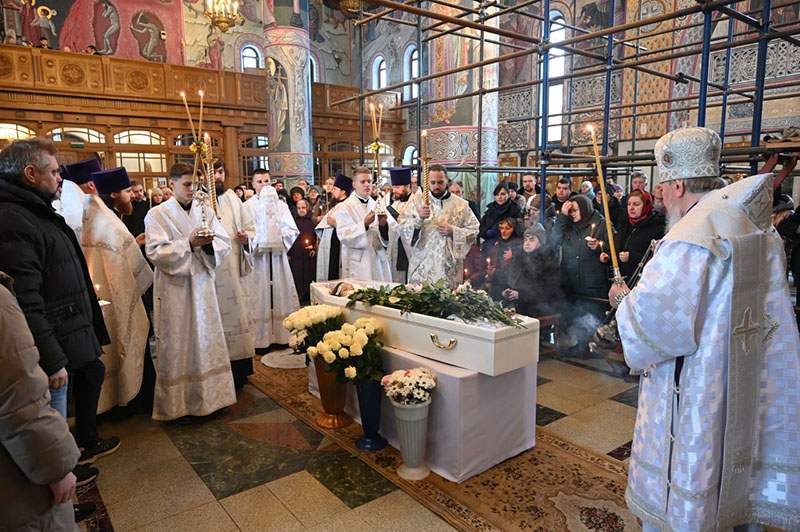 Семьи похоронили восьмиклассниц, погибших при стрельбе в брянской гимназии №5