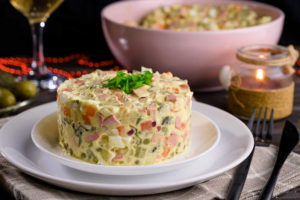 Традиционный новогодний салат в Брянской области будет стоить 217 рублей – индекс «Оливье» на три рецепта