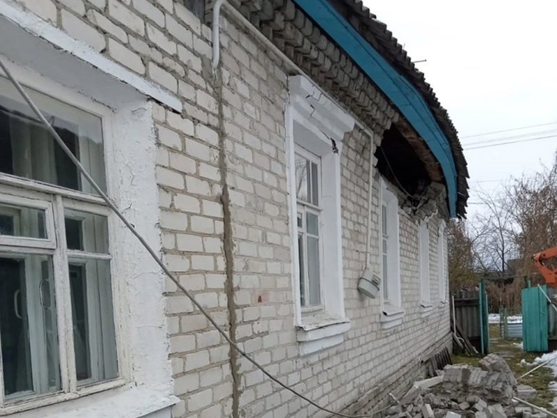 Стена частного жилого дома обрушилась в Брянске