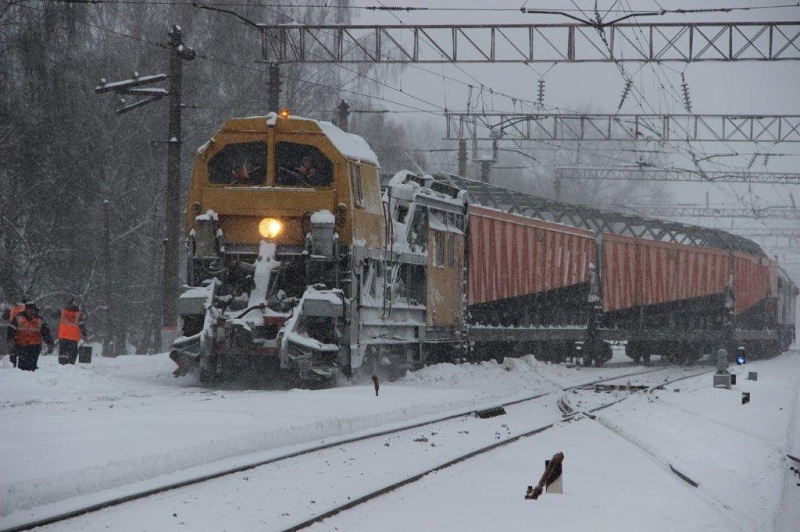Железнодорожные пути в Брянской области чистят от снега спецпоезда и люди