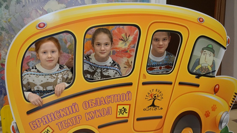 «В Новый год с театром»: брянский театр кукол дал благотворительный спектакль для детей из социальных приютов