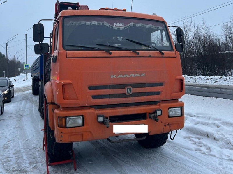 Брянские полицейские задержали в областном центре три неисправных грузовика, выпущенных в рейс