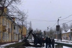 Российский январский тренд на коммунальные аварии в Брянске: коммунальщики срочно ремонтируют теплотрассу в Белых Берегах