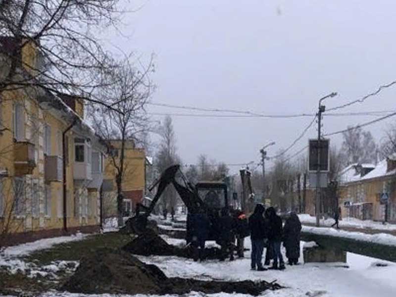 Российский январский тренд на коммунальные аварии в Брянске: коммунальщики срочно ремонтируют теплотрассу в Белых Берегах