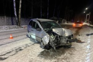 ДТП в Жуковке: двое молодых людей разбили «Калину» об дерево